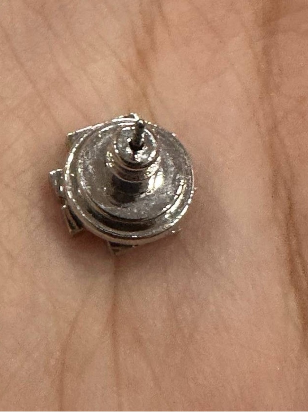 Tory burch logo silver stud earring one of the pair is missing - Picture 2 of 2